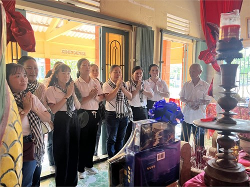 Chi bộ tham gia chương trình về nguồn tại xã Hưng Nhượng huyện Giòng Trôm tỉnh Bến Tre