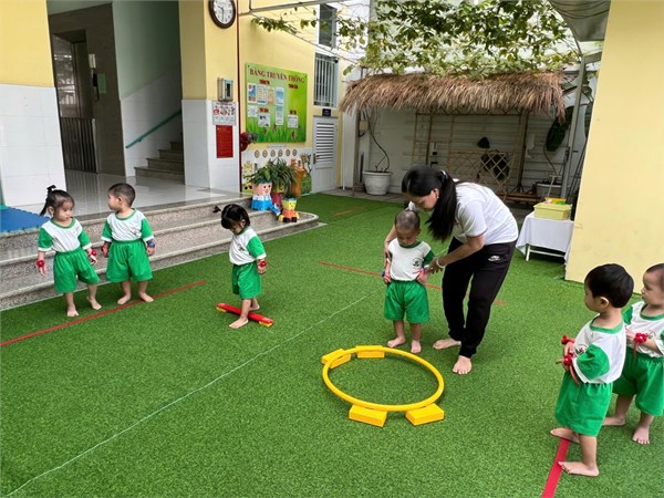 Thực hiện chuyên đề  Tổ chức hoạt động phát triển vận động cơ bản cho trẻ trong trường mầm non  - Nhóm 19-24 tháng