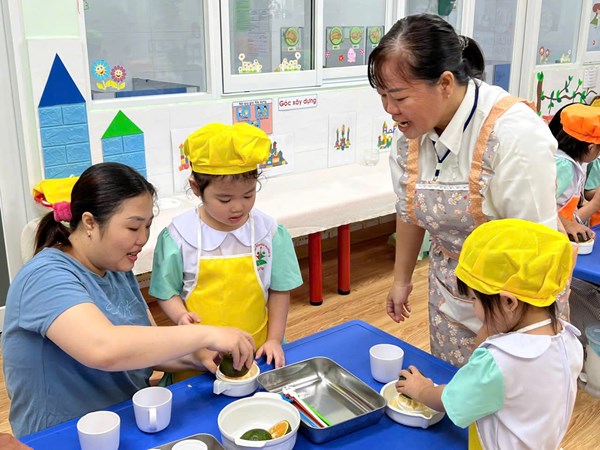 Thực hiện chuyên đề  Bé tập làm nội trợ  - Lớp MG 4-5 tuổi (1)