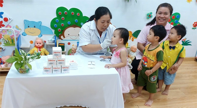 Tổ chức cho các bé Khối Nhà trẻ và Mẫu giáo uống thuốc tẩy giun lần 2 năm học 2024-2025 tại trường