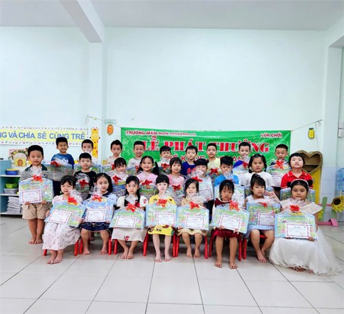 Lễ phát thưởng bé khỏe - ngoan năm học 2024-2025 lớp chồi 2
