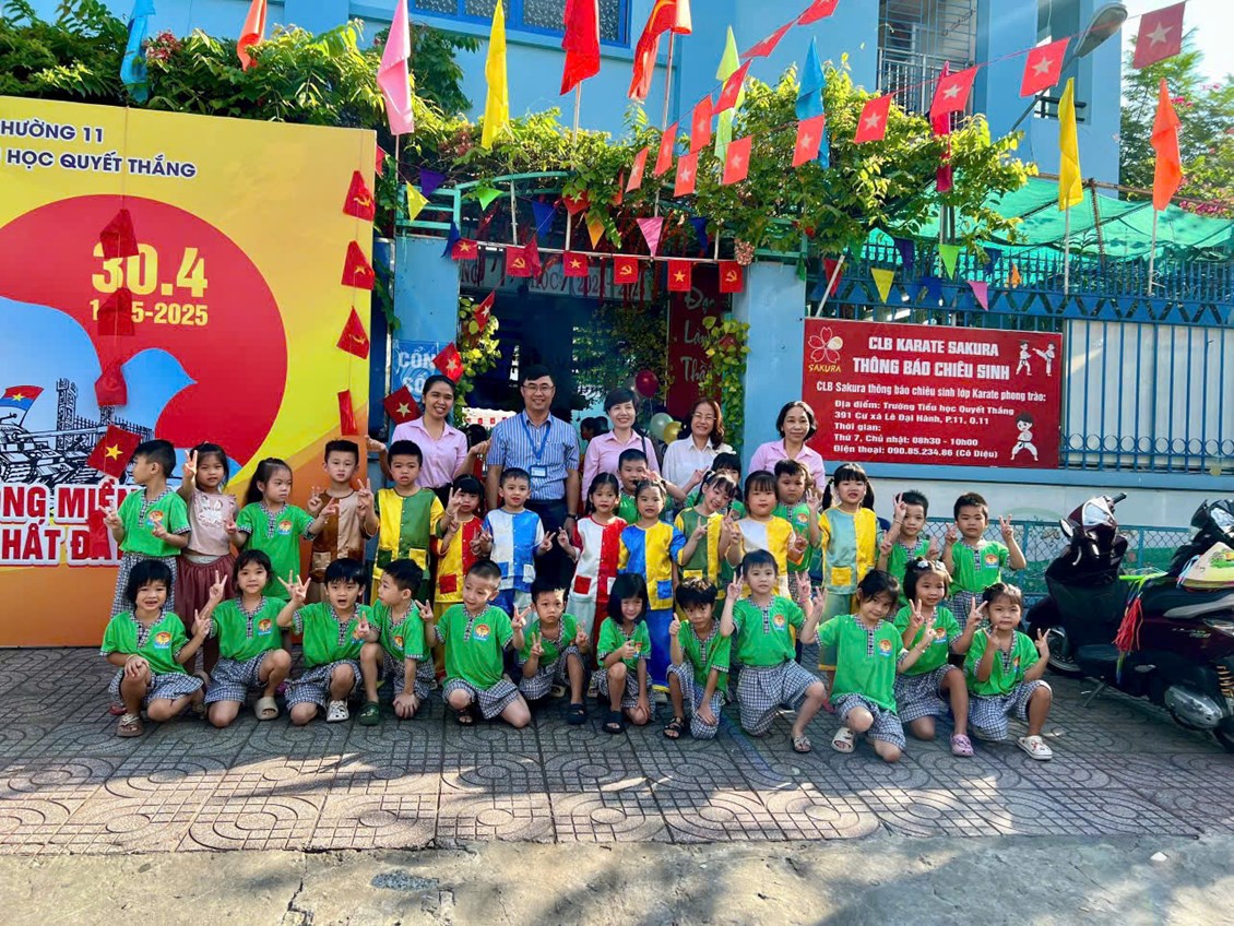 Trường mầm non phường 11  tổ chức cho các bé tham quan trường tiểu học quyết thắng năm học 2024-2025