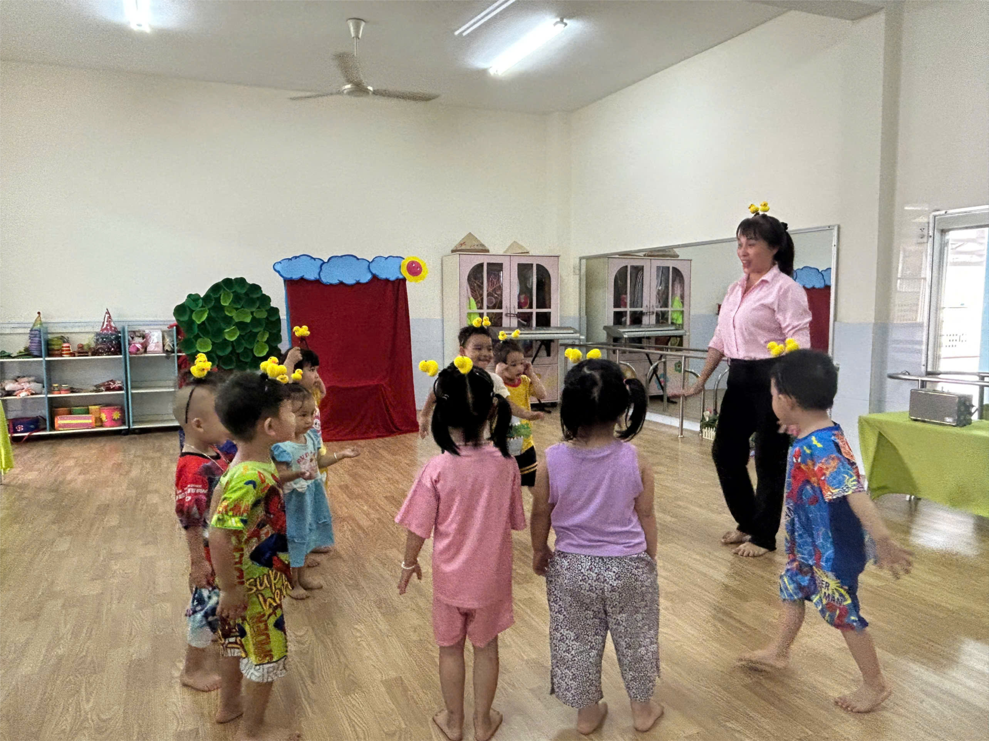 Chuyên đề cấp trường  Tổ chức hoạt động cho trẻ Nhà trẻ làm quen với âm nhạc 