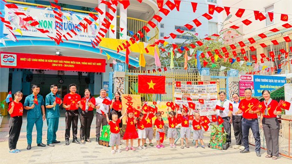 Chi bộ trường mầm non phường 11 tham gia công trình trang trí cờ đỏ sao vàng tại các tuyến đường, tuyến hẻm và trụ sở, cơ quan