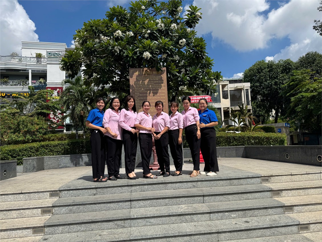 Chi bộ trường mầm non phường 11 viếng bia tượng niệm chào mừng 50 kỷ niệm 50 năm ngày giải phóng miền nam thống nhất đất nước (30/4/1975-30/4/2025)
