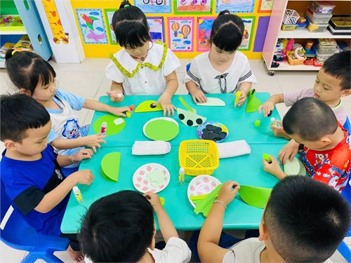 Lớp chồi 2: các bé tạo hình xe tăng chào mừng kỷ niệm 50 năm ngày giải phóng miền nam thống nhất đất nước (30/4/1975-30/4/2025)