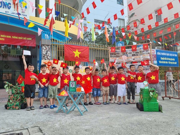 Lớp lá 1: các bé tạo hình lá cờ tổ quốc chào mừng kỷ niệm 50 năm ngày giải phóng miền nam thống nhất đất nước (30/4/1975-30/4/2025)