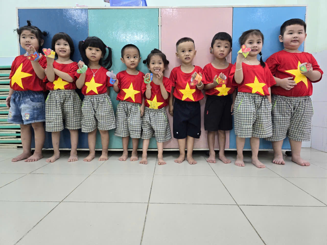 Lớp mầm 1: các bé tô màu vòng đeo tay yêu nước chào mừng kỷ niệm 50 năm ngày giải phóng miền nam thống nhất đất nước (30/4/1975-30/4/2025)