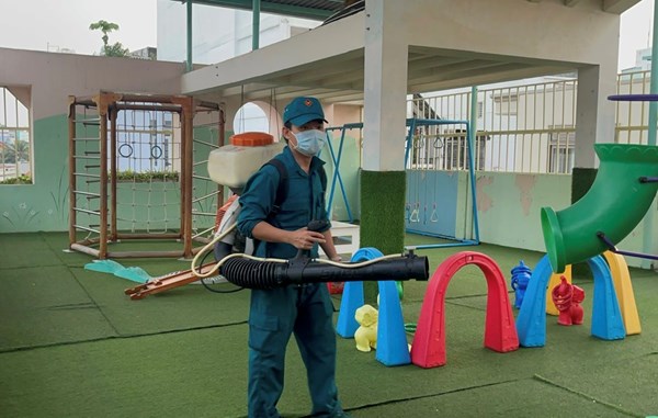 Tăng cường xịt thuốc diệt muỗi phòng chống dich bệnh sốt xuất huyết 😷 tại trường.