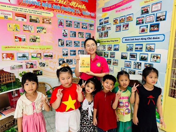 Thực hiện Công văn số 306/PGDĐT ngày 23 tháng 4 năm 2025 của Phòng Giáo dục và Đào tạo Quận 10 về tổ chức các hoạt động hưởng ứng Ngày Sách và Văn hóa đọc Việt Nam lần thứ Tư năm 2025. Các bé 4-5 tuổi trường Mầm non phường 13 hưởng ứng Ngày Sách và Văn hóa đọc Việt Nam.