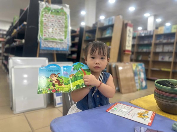 Thực hiện Công văn số 306/PGDĐT ngày 23 tháng 4 năm 2025 của Phòng Giáo dục và Đào tạo Quận 10 về tổ chức các hoạt động hưởng ứng Ngày Sách và Văn hóa đọc Việt Nam lần thứ Tư năm 2025. 
Các bé 3-4 tuổi trường Mầm non phường 13 hưởng ứng Ngày Sách và Văn hóa đọc Việt Nam.