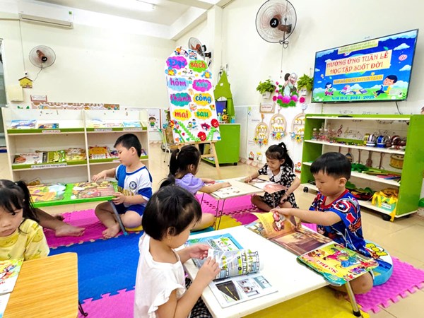Thực hiện Công văn số 306/PGDĐT ngày 23 tháng 4 năm 2025 của Phòng Giáo dục và Đào tạo Quận 10 về tổ chức các hoạt động hưởng ứng Ngày Sách và Văn hóa đọc Việt Nam lần thứ Tư năm 2025. Các bé 5-6 tuổi trường Mầm non phường 13 hưởng ứng Ngày Sách và Văn hóa đọc Việt Nam.