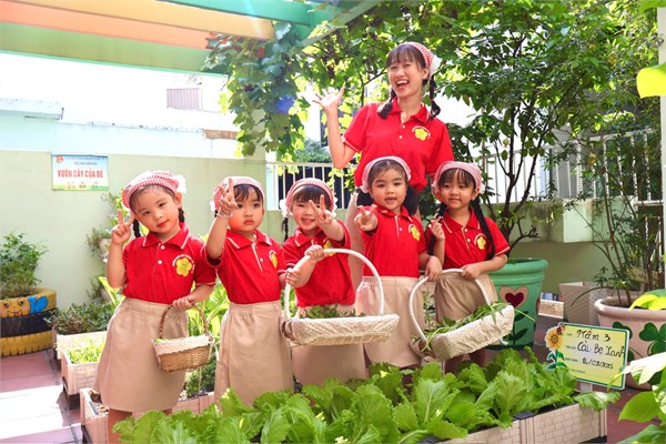Mình cùng nhau ❤️ ❤️❤️
Thu hoạch rau  🥬🥬🥬