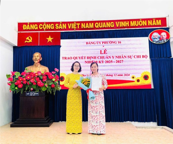 Lễ trao quyết đình chuẩn y nhân sự chi bộ nhiệm kỳ 2025-2027