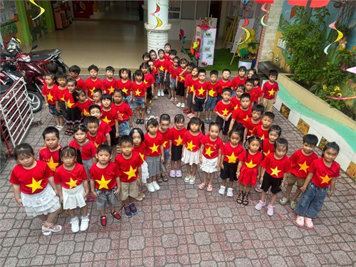 Tập thể CB-GV-NV và trẻ cùng hòa chung không khí hào hùng của cả nước hướng tới kỷ niệm 50 năm Ngày Giải phóng miền Nam, thống nhất đất nước (30/4/1975 – 30/4/2025).