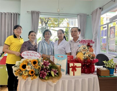 Nhân ngày Thầy thuốc Việt Nam 27/02, Tập thể sư phạm thương chúc Cô Bé Trí - Nhân viên y tế trường và gia đình nhiều sức khỏe, hạnh phúc, công việc hạnh thông và mãi gắn kết cùng trường chăm lo sức khỏe trẻ và đội ngũ.
