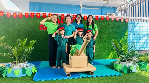 Trong không khí của ngày trọng đại Chào mừng ngày Thành lập Quân đội nhân dân Việt Nam 22/12
Các bé cùng tham gia lễ hội “ Cháu yêu chú bộ đội” với các hoạt động như Múa “ Hò kéo pháo”, hát “Chú bộ đội”. Trải nghiệm hoạt động tập kích và bắn súng, một số trò chơi khác. Các bé rất hứng thú và đóng vai chú bộ đội bé nhỏ.