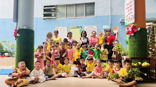 Các bé lớp Mầm hào hứng tham gia hoạt động vui chơi ngoài trời. Các con được hoá thân thành những bác nông dân gánh bắp về làng, bác bán rau, nhặt trứng... thật là thích thú. 🌽 🍅🥕🐣🍊🌱