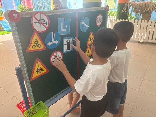 Các bé lớp Lá thích thú tìm hiểu về một số biển báo giao thông đường bộ qua các trò chơi: Xé túi mù, Thi Ai nhanh hơn, Bé chơi với biển báo giao thông đường bộ.
🥰🥰🥰Mỗi ngày đến trường là một niềm vui ❤️❤️❤️