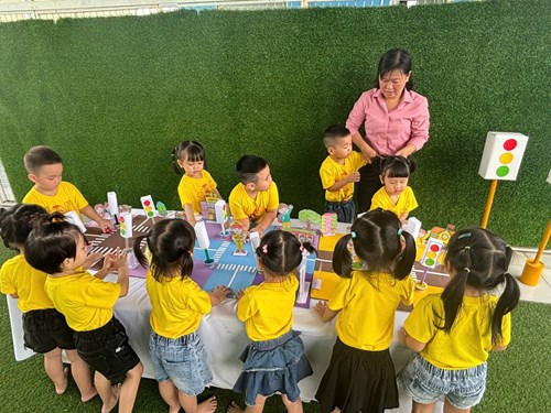 Các bé lớp Mầm tìm hiểu tín hiệu đèn giao thông.