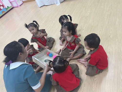 Các bé nhóm 19-24 Tháng tích cực tham giá hoạt động  Bé sàn hạt 