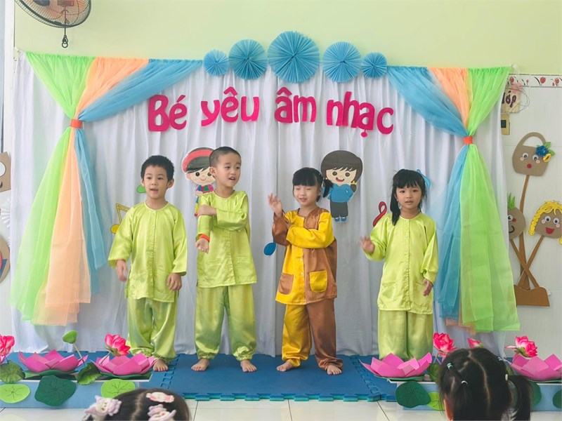 Các bé lớp mẫu giáo 4-5 tuổi (Chồi 1) tham gia hoạt động Bé yêu âm nhạc