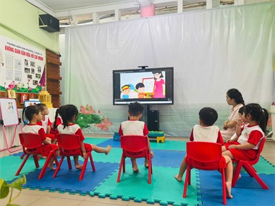 Hoạt động “Kiềm chế cảm xúc nóng giận” của cô Ánh Tuyết và các bé lớp Chồi 1