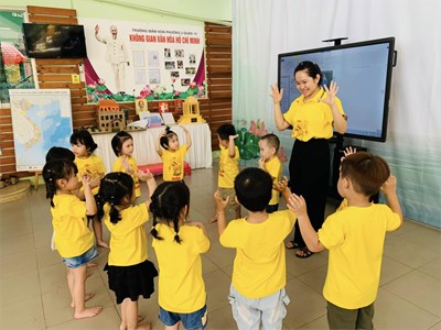 Các bé lớp Mầm hứng thú tham gia học đề tài Kiềm chế cảm xúc nóng giận