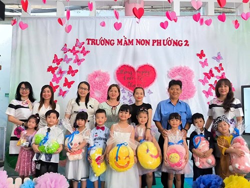 Lớp Mẫu giáo 5-6 tuổi (Lá) mừng ngày Quốc tế Phụ nữ 8/3