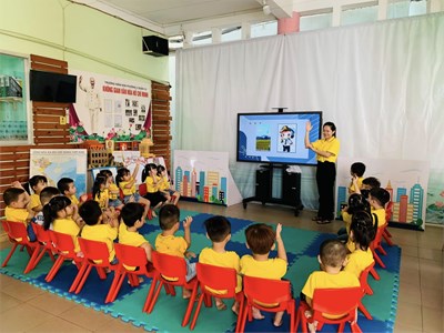 Các bé lớp mầm thích thú thể hiện tài năng của mình qua hoạt động Bình đẳng giới với đề tài  Lớn lên bé thích làm gì