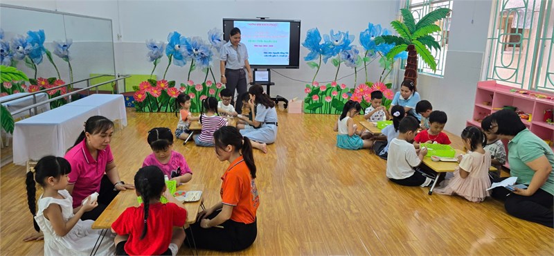Trường Mầm non Phường 3 tổ chức chuyên đề  Tổ chức các hoạt động giáo dục ứng dụng Steam  do giáo viên: Nguyễn Hồng Yến - Lớp Mẫu giáo 5-6 tuổi (2) thực hiện với đề tài:  Chiếc thuyền nhỏ .