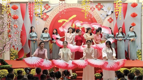 Bé vui xuân ất tỵ 2025