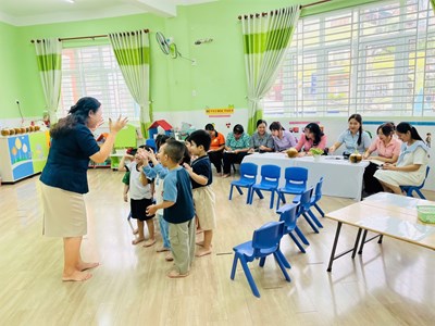 Hoạt động của các bé lớp mẫu giáo 3-4 tuổi (Mầm 1)
