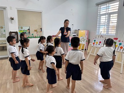 Hoạt động tạo hình của các bé lớp mẫu giáo 4-5 tuổi (Chồi 2) Trường Mầm non Phường 6 Quận 10