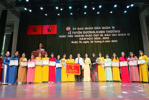 Tham dự Lễ tuyên dương khen thưởng dành cho giáo viên ngành Giáo dục và Đào tạo Quận 10 năm học 2024 - 2025