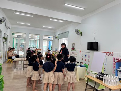 Hoạt động khám phá khoa học  Sự đổi màu của nước bắp cải tím 