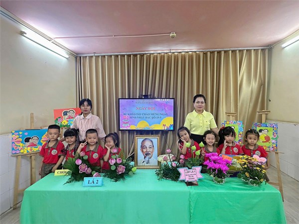 Các bé tham gia ngày hội bé khéo tay mừng sinh nhật Bác Hồ 19/5