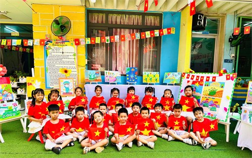Cô và trẻ trường mầm non phường 8 tổ chức triển lãm tranh vẽ, mô hình kỷ niệm 50 năm ngày giải phóng miền nam thống nhất đất nước (30/4/1975 - 30/4/2025)