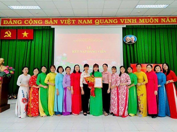 Chi bộ MN Phượng Hồng tổ chức kết nạp Đảng cho đồng chí Nguyễn Thị Thanh Mai.