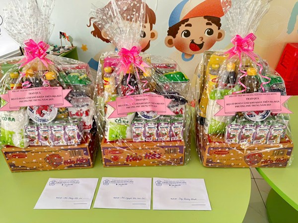 Trường MN Phượng Hồng đến thăm và tặng quà các gia đình có hoàn cảnh khó khăn tại phường Phú Trung (đợt 3)