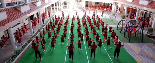 Trường mầm non quận 11 tưng bừng tổ chức đồng diễn 
chào mừng 50 năm giải phóng đất nước