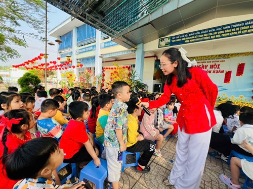 Hình ảnh các bé trường Mầm non Quỳnh Anh tham gia Ngày hội  Bé vui đón xuân 