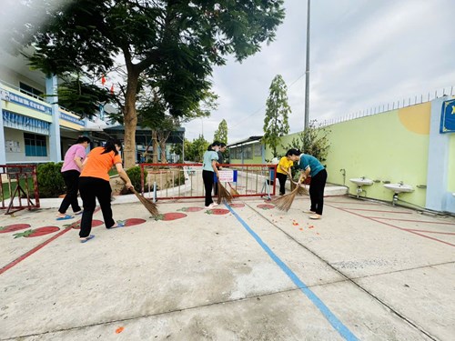 Tổng vệ sinh khuôn viên nhà trường