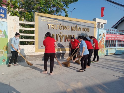 Tổng vệ sinh trước cổng trường