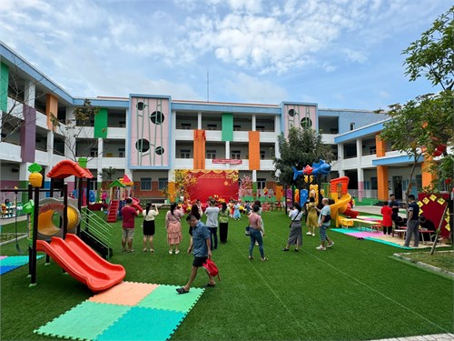 Bé vui Xuân Ất Tỵ 2025