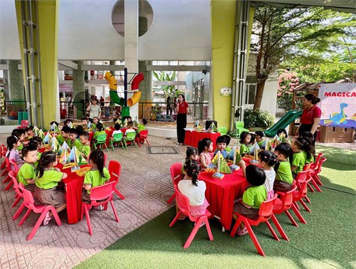 Trường Mầm non Rạng Ðông 11 kết hợp Trung tâm Ngoại ngữ Tân Vǎn tổ chức Ngày hội Tiếng Anh dành cho trẻ mẫu giáo.