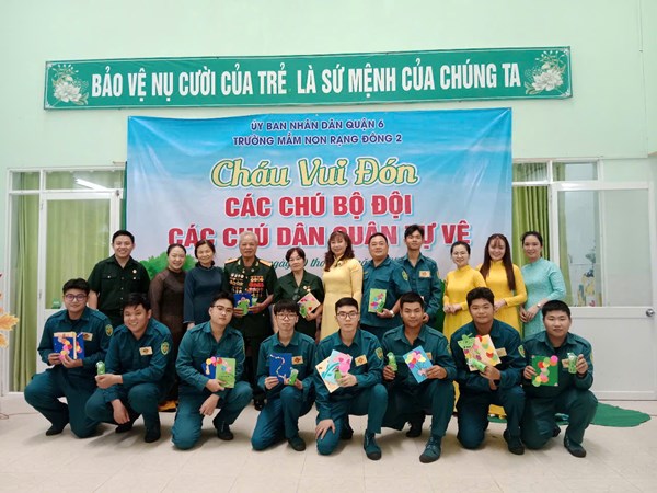 Cháu vui đón các chú Cựu chiến binh và các chú Dân quân Phường 2 Quận 6 nhân Ngày thành lập Quân đội nhân dân Việt Nam (22/12/1944 - 22/12/2024)