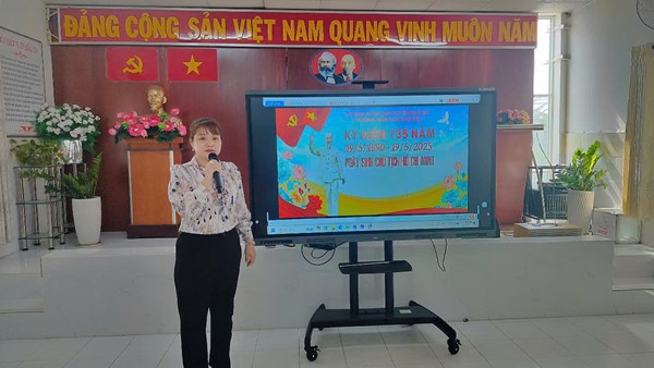 Trường Mầm non Sao Mai tổ chức buổi lễ Kỷ niệm ngày sinh nhật Bác Hồ 19/5 cho các bé lớp lá tham dự.