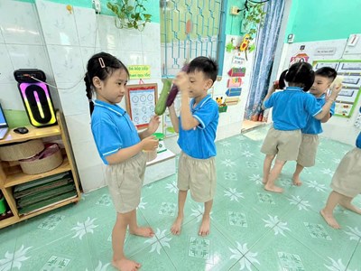 Cùng học với các con lớp Lá 1 và cô Tống Lan  nội dung: Trẻ biết phán đoán, so sánh trọng lượng nặng – nhẹ và ghi kết quả bằng cách cân của một số loại rau củ quả: Cà chua, cà rốt, bí xanh, bí đỏ, dưa leo...