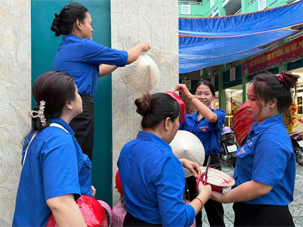 Chi đoàn Trường MN Sen Hồng tham gia trang trí tiểu cảnh tết chào mừng xuân Ất tỵ 2025